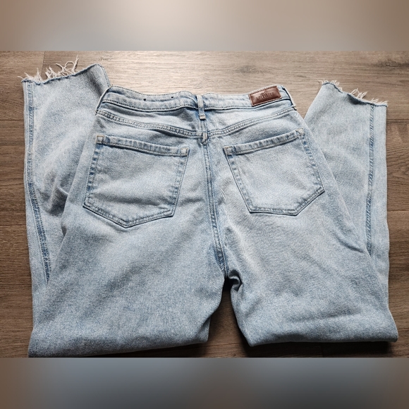 Hollister Ultra High Rise Mom jeans size7R w28 L27 - Picture 3 of 10